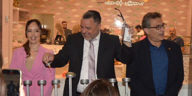 השקה והדלקת נרות: שני וקנין גמרמן עם ראש העיר משה קונינסקי והרב גבי וקנין. צילום: שי ברמי