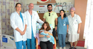 מורן וניב אטיאס עם התינוקת ועם הצוות הרפואי והסיעודי צילום רוני אלברט