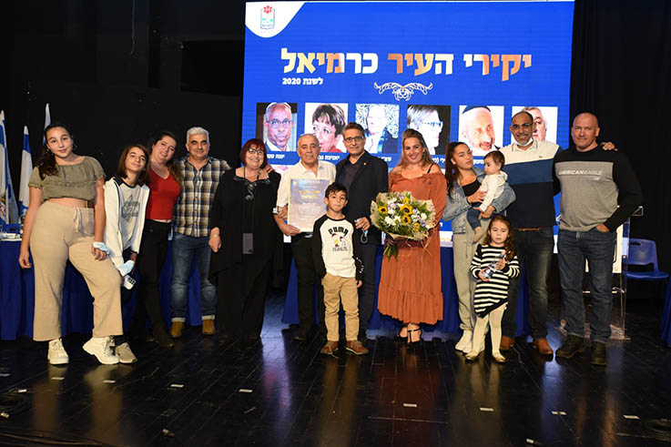 משפחתו של בינו אקו עם ראש העיר משה קונינסקי. צילום אייל מן