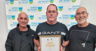 מימין: משה לוי, מיכה מגן וגיל דהן עם פרס כוכבי היופי על אחזקת מקלטים ציבוריים בעיריית כרמיאל. צילום דוברות עיריית כרמיאל 2022-01