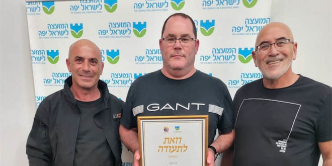 מימין: משה לוי, מיכה מגן וגיל דהן עם פרס כוכבי היופי על אחזקת מקלטים ציבוריים בעיריית כרמיאל. צילום דוברות עיריית כרמיאל 2022-01