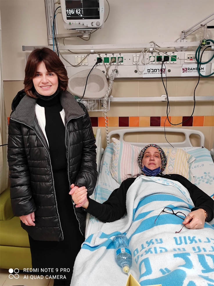 מירי לבינסקי עם הרבנית רחל הבר מנהלת עמותת מתנת חיים. צילום פרטי
