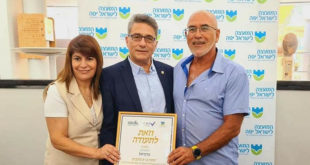 ראש העיר משה קונינסקי עם מנהל אגף הביטחון בעירייה משה לוי ומנהלת מטה הבטיחות בעירייה דורית שוקרני צילום: דוברות עיריית כרמיאל