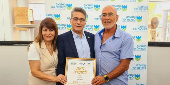 ראש העיר משה קונינסקי עם מנהל אגף הביטחון בעירייה משה לוי ומנהלת מטה הבטיחות בעירייה דורית שוקרני צילום: דוברות עיריית כרמיאל