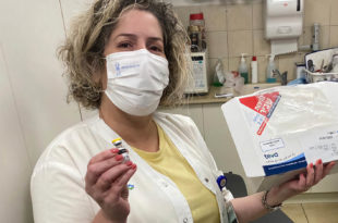 שרית כרמלי אחות במרפאת כללית כרמיאל עם חיסון אבעבועות קוף. צילום: דוברות כללית