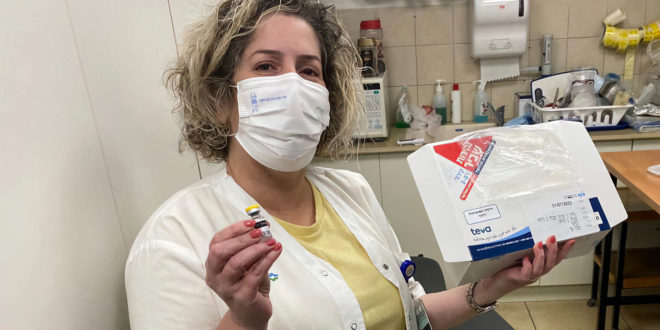 שרית כרמלי אחות במרפאת כללית כרמיאל עם חיסון אבעבועות קוף. צילום: דוברות כללית