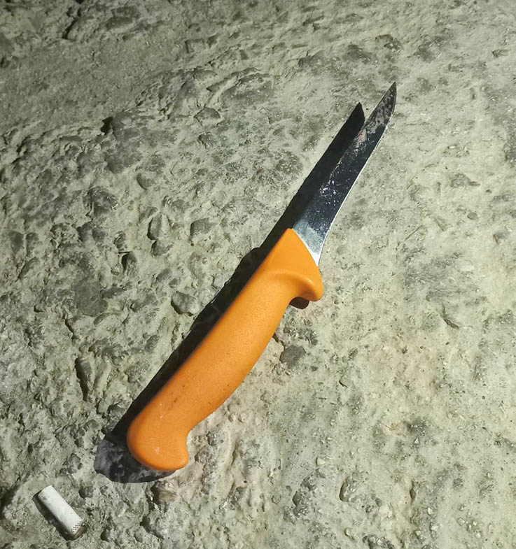 הסכין ששימשה לדקירת השוטר. צילום דוברות המשטרה