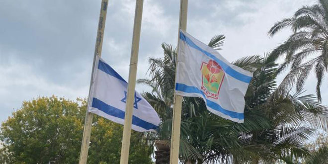 דגלים בחצי התורן בעיריית כרמיאל. צילום באדיבות ראש העיר משה קונינסקי