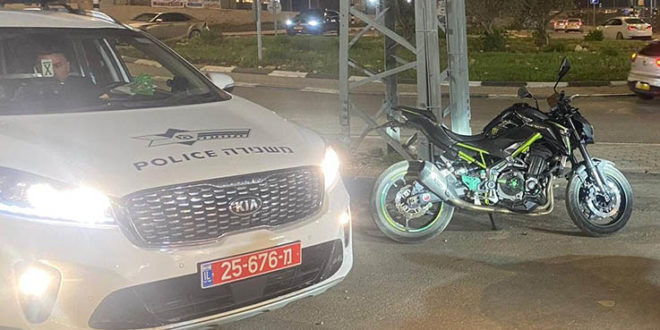 אופנוע ניידת משטרה צילום המשטרה