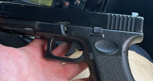 אקדח איירסופט ילד בן 6 בכרמיאל. צילום דוברות המשטרה