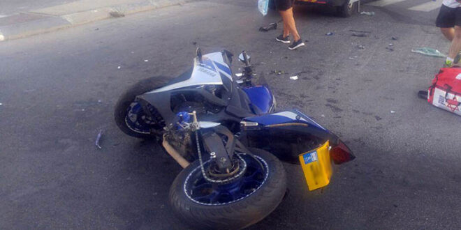 רוכב אופנוע נפגע בהתנגשות עם רכב