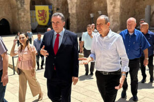 ישראל כץ שר האנרגיה ביקור בעכו עם שמעון לנקרי צילום דוברות עיריית עכו