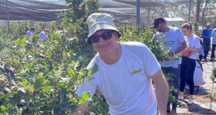 עובדי אלביט מסייעים לחקלאי צילום: ארגון השומר החדש