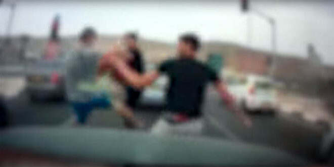 תקיפה בריונות בכביש כרמיאל צילום דוברות המשטרה