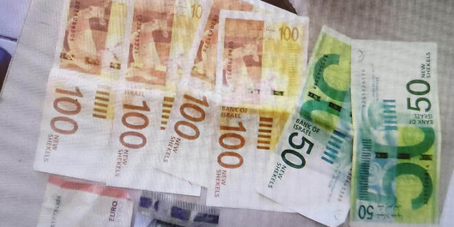 הכסף הגנוב שהוחזר לבעליו. צילום: דוברות משטרת ישראל