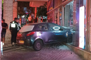 רכב התנגש בחנות במדרחוב צילום זיו פרקש