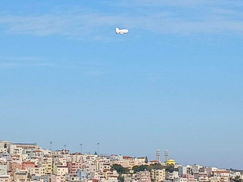 צפלין צבאי מתצפת על שמי הצפון. 