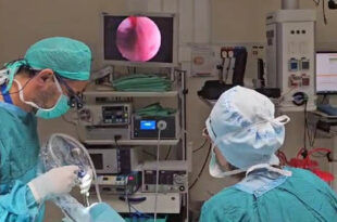 דר ינון שפירא בחדרי ניתוח לין מבצע ניתוח בעין