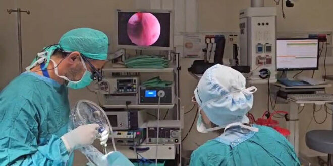 דר ינון שפירא בחדרי ניתוח לין מבצע ניתוח בעין