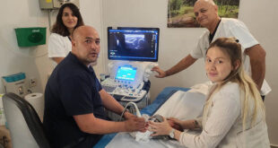 ד"ר ג'ואברה בכר יחד עם מג'יד וכאמלה במהלך בדיקת אולטרסאונד פרקי ירכיים בכרמיאל. צילום דוברות הכללית