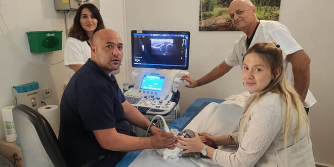 ד"ר ג'ואברה בכר יחד עם מג'יד וכאמלה במהלך בדיקת אולטרסאונד פרקי ירכיים בכרמיאל. צילום דוברות הכללית