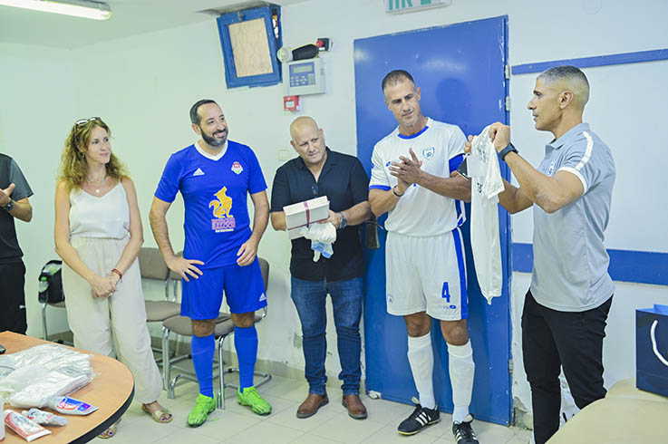 קפטן נבחרת הוותיקים נועם שוהם עם אבי גיסברג, חביבה ואהרון איציקזון. צילום: אייל מן