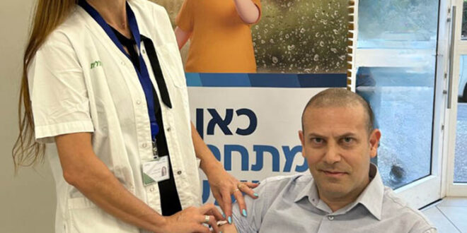 מנהל המחוז רונן נודלמן עם מנהל האחיות המחוזית רינת בוחניק מיד לאחר קבלת החיסון