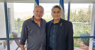 משה קונינסקי עם אלוף במיל אליעזר צ'ייני מרום צילום עיריית כרמיאל