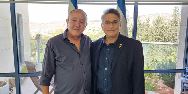 משה קונינסקי עם אלוף במיל אליעזר צ'ייני מרום צילום עיריית כרמיאל