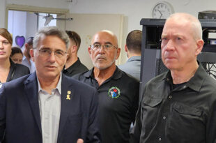 משה קונינסקי עם שר הביטחון יואב גלנט צילום ארכיון עיריית כרמיאל