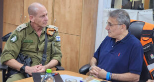 משה קונינסקי ומפקד פיקוד העורף אלוף רפי מילוא צילום עיריית כרמיאל