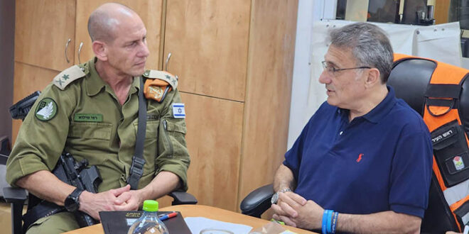 משה קונינסקי ומפקד פיקוד העורף אלוף רפי מילוא צילום עיריית כרמיאל