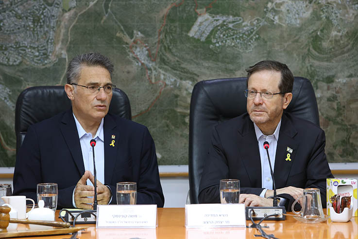 קונינסקי עם הנשיא בוז'י הרצוג. צילום ארכיון עיריית כרמיאל