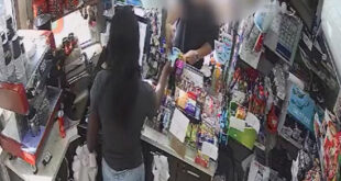 חשוד בעבירות הונאה קונה עם פרטי אשראי גנובים צילום באדיבות משטרת ישראל
