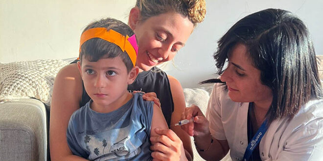 משפחת אלעזרי מקיבוץ סער בעת מתן חיסון נגד שפעת