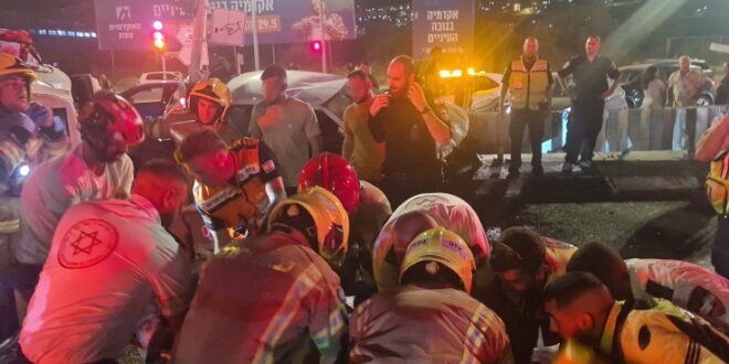 הלילה: לוחמי האש חילצו לכוד ממיניבוס שהתהפך, 4 נפצעו