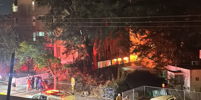 אחת השריפות הגדולות בשנים האחרונות בכרמיאל: שלושה חולצו מבניין בוער